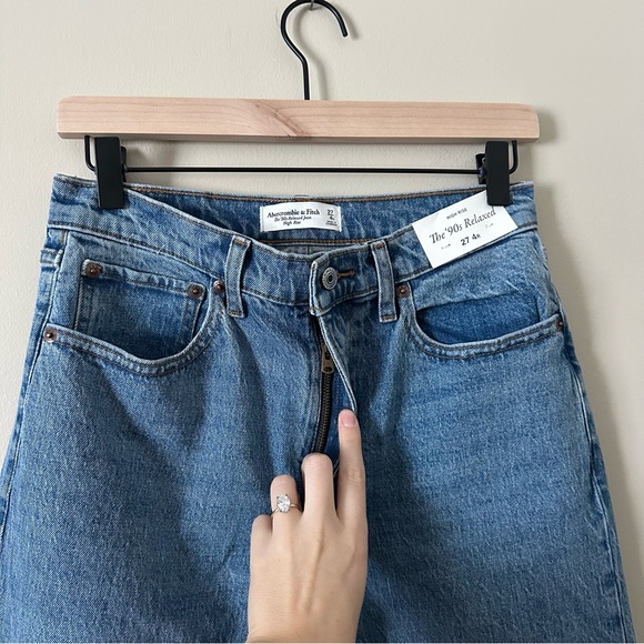NWT Abercrombie & Fitch The 90s Relaxed Jean High Rise Medium Blue - Picture 6 of 9